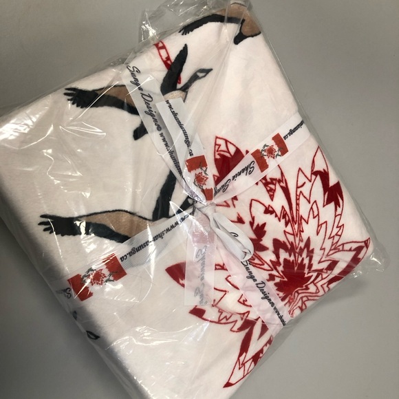 NEW Canadiana Minky Throw. Canada Goose - Picture 5 of 12